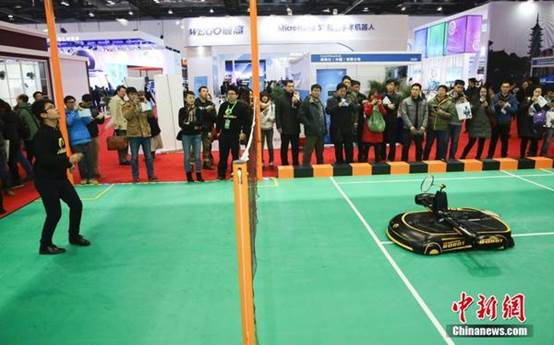 科技日报 2015.11.24 羽毛球机器人上演“人机对打”
